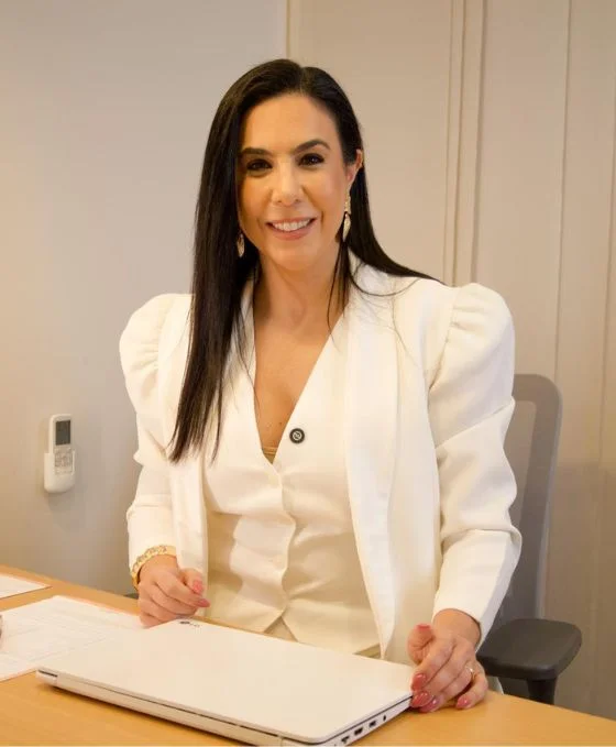 Dra. Thais Sarian em seu consultório
